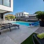 Vila Designer Luna Near The Sea - By Istrabook *