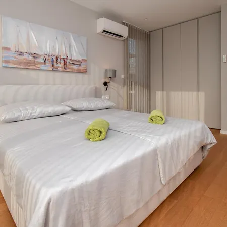 Designer Luna Near The Sea In Volme , * Pula