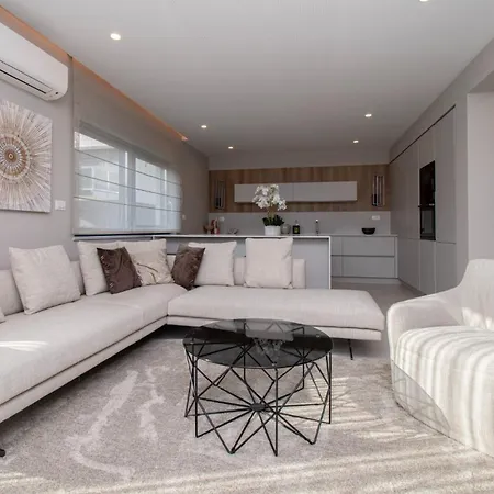 Designer Luna Near The Sea In Volme , Pula