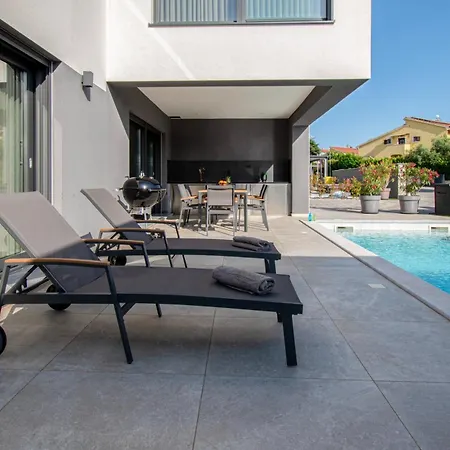 Designer Luna Near The Sea In Volme , Villa