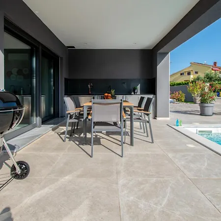 Designer Luna Near The Sea In Volme , Pula