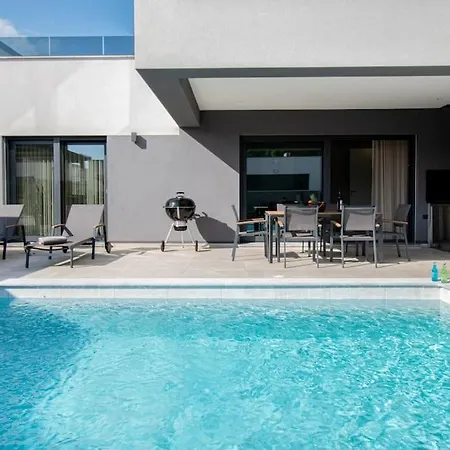 Designer Luna Near The Sea In Volme , Villa