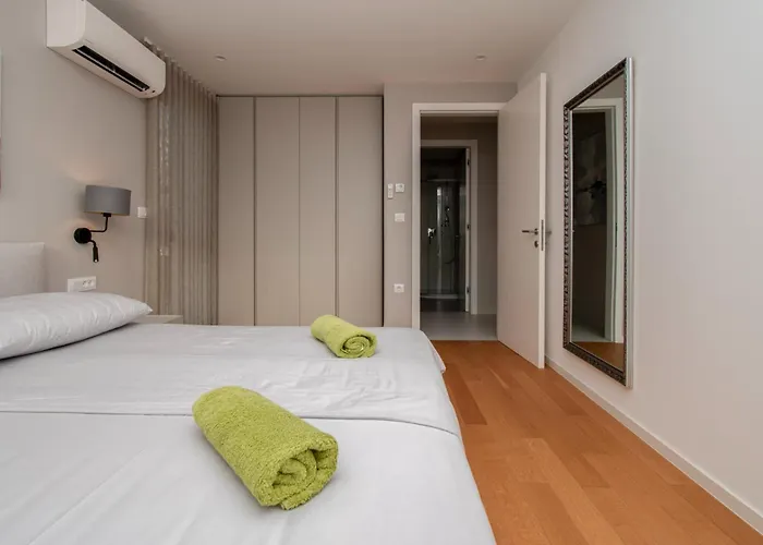 Designer Luna Near The Sea In Volme , Vila Pula