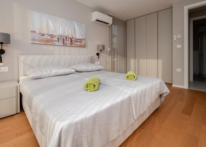 Designer Luna Near The Sea In Volme , * Pula