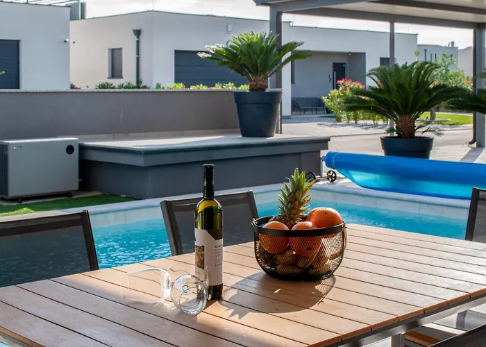 Designer Luna Near The Sea - By Istrabook *