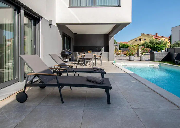 Designer Luna Near The Sea In Volme , Vila