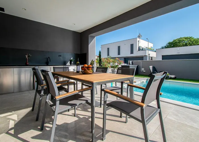 Designer Luna Near The Sea In Volme , Vila