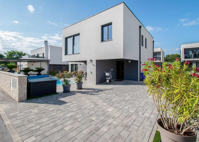 Designer Luna Near The Sea In Volme , Vila Pula