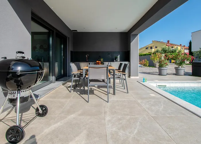 Designer Luna Near The Sea In Volme , Pula