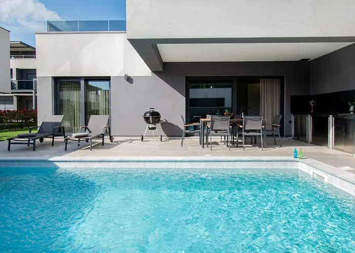 Designer Luna Near The Sea In Volme , Vila